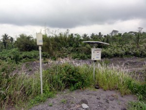 メラピ火山周辺の河川に設置された水位観測装置