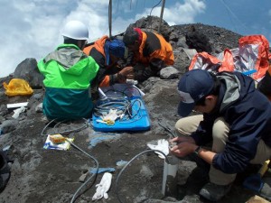 インドネシア，スメル山における山体変形測定のための傾斜観測点の設置の様子。